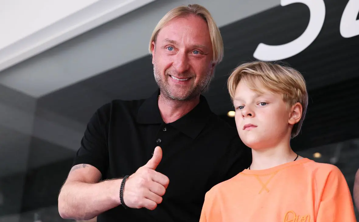 Евгений Плющенко с сыном (Сергей Савостьянов / ТАСС)