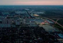 Беспилотники наносят удар, и ПВО отвечает в Краснодарском крае bespilotniki nanosyat udar i pvo otvechaet v krasnodarskom krae-ekbonline-ru-0