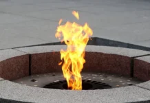 Мужчина из Среднеуральска осужден по УК РФ за поступок у Вечного огня muzhchina iz sredneuralska osuzhden po uk rf za postupok u vechnogo ognya-ekbonline-ru-0