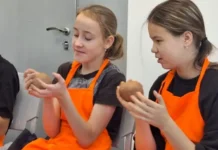 Школьники Полдневой вместе с педагогами Детской школы искусств Полевского изучают гончарное ремесло shkolniki poldnevoj vmeste s pedagogami detskoj shkoly iskusstv polevskogo izuchayut goncharnoe remeslo-ekbonline-ru-0