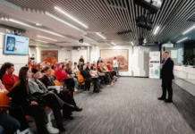 ШУМ.Регионы в Екатеринбурге раскрывают медийное будущее с Денисом Протасовым и поддержкой Владимира Путина shumregiony v ekaterinburge raskryvayut medijnoe budushhee s denisom protasovym i podderzhkoj vladimira putina-ekbonline-ru-0