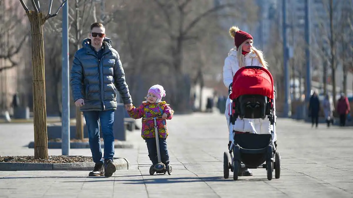 В России предложили платить многодетному родителю в декрете полную зарплату