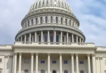 Демократы делятся архивными фото Трампа и Клинтона с поместья Эпштейна demokraty delyatsya arhivnymi foto trampa i klintona s pomestya epshtejna-ekbonline-ru-0