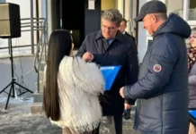 Денис Паслер и Василий Сизиков вручили детям-сиротам Серова ключи от новых квартир denis pasler i vasilij sizikov vruchili detyamsirotam serova klyuchi ot novyh kvartir-ekbonline-ru-0