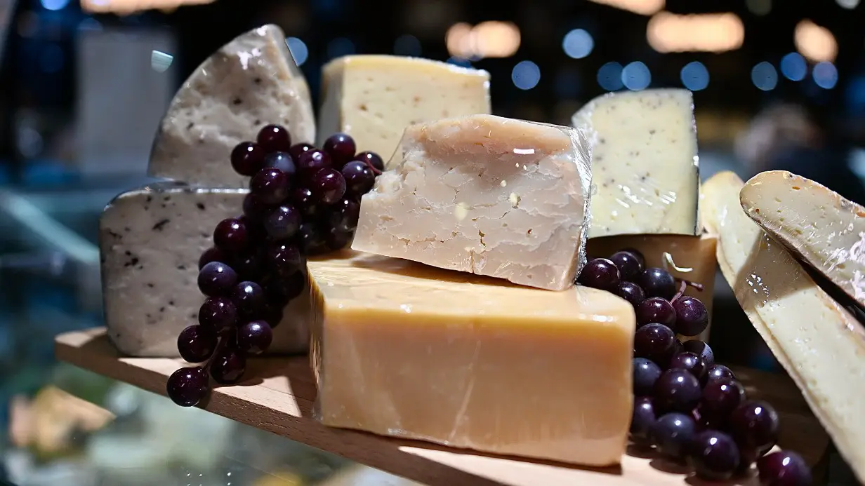 Пекорино, бофор и аппенцеллер: какие 10 сыров стоит купить на московской ярмарке