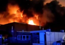 МЧС проводит операцию по локализации пожара на Правобережном рынке Санкт-Петербурга mchs provodit operacziyu po lokalizaczii pozhara na pravoberezhnom rynke sanktpeterburga-ekbonline-ru-0