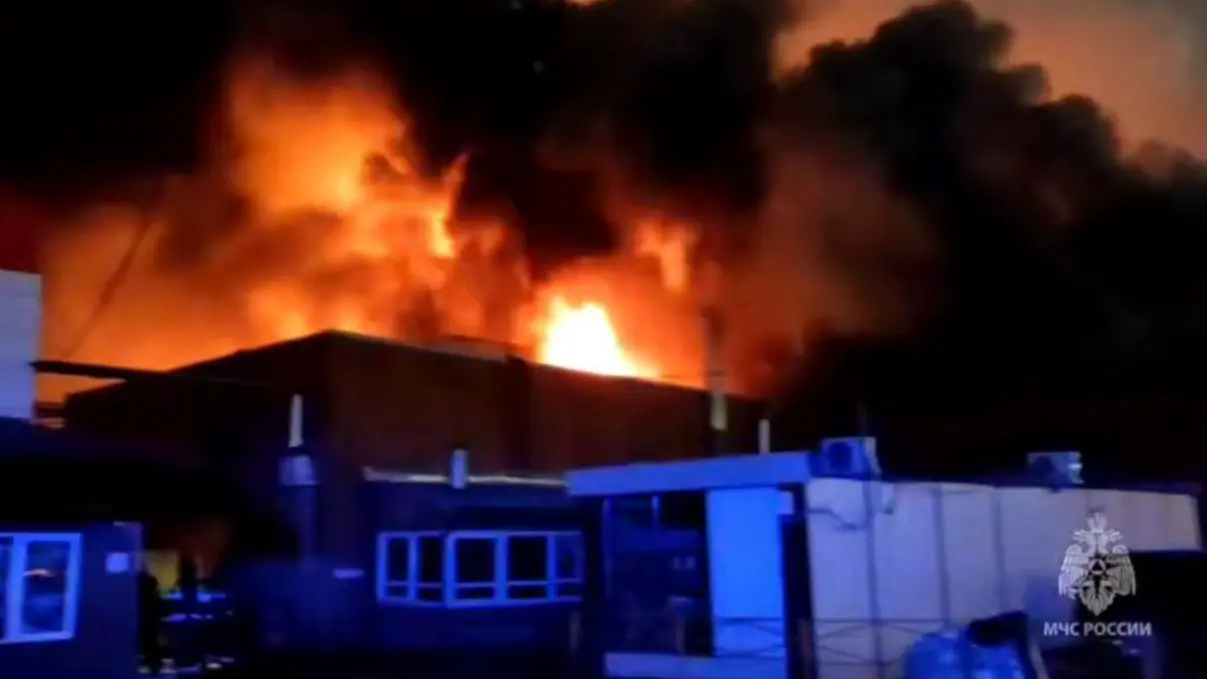 Площадь пожара на рынке в Петербурге выросла до 1,5 тысячи «квадратов»