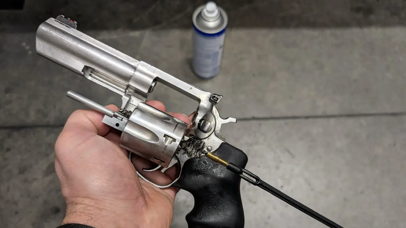 Сын москвички выстрелил из аэрозольного пистолета в лицо ее новому знакомому