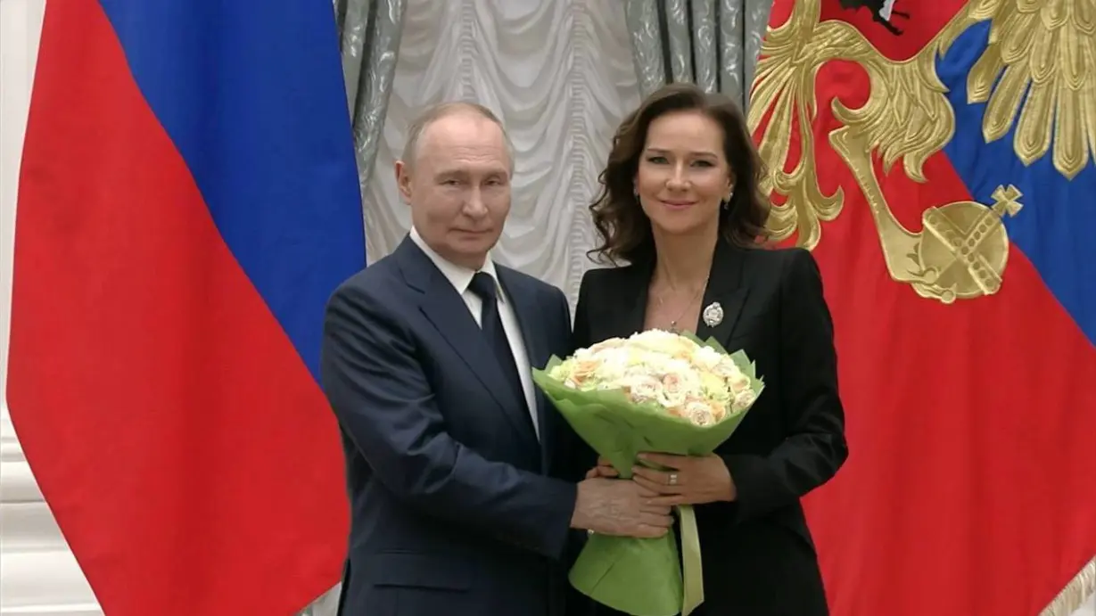 Владимир Путин вручил государственные награды Сергею Бунину и Елене Север