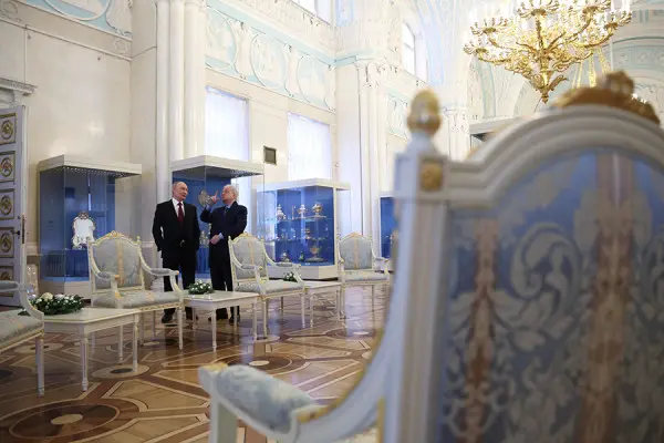 Путин сопровождал гостей вместе с генеральным директором Эрмитажа Михаилом Пиотровским, которы занимает этот пост больше 30 лет. (Александр Казаков / РИА Новости)