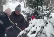 aleksandr lukashenko i nikolaj s radostyu raschishhayut sneg s pitomczem umkoj-ekbonline-ru-0