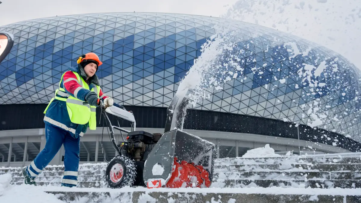 Сотрудник ГБУ «Гормост» Андрей Викторов расчищает снегоуборочной машиной ступеньки у стадиона «Динамо». В дни снегопада на расчистке дорог, улиц, дворов были задействованы тысячи единиц техники и людей