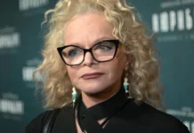 Лариса Долина и Светлана Свириденко обсуждают ситуацию с квартирой в Ксеньинском переулке larisa dolina i svetlana sviridenko obsuzhdayut situacziyu s kvartiroj v kseninskom pereulke-ekbonline-ru-0