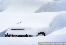 Сугробы Петропавловска-Камчатского угрожают автомобилям – мнение Солдунова sugroby petropavlovskakamchatskogo ugrozhayut avtomobilyam mnenie soldunova-ekbonline-ru-0