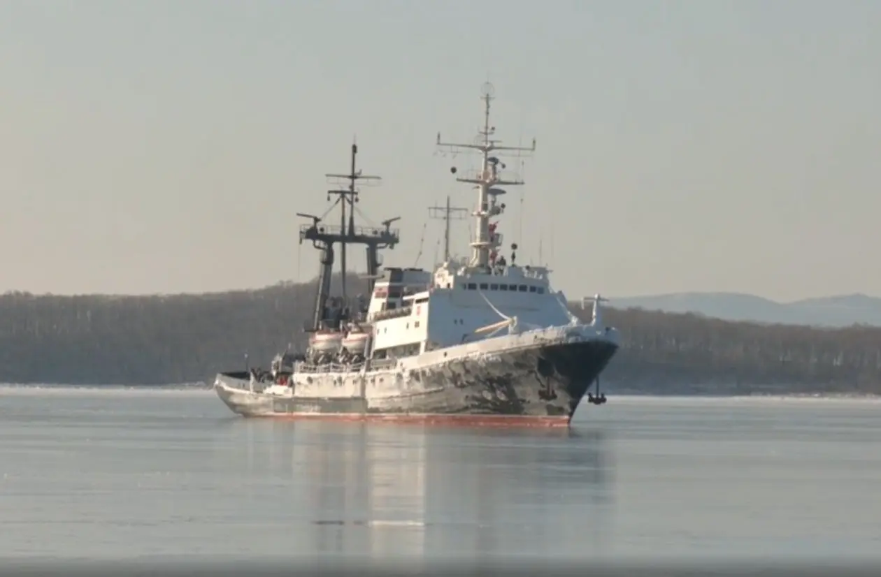 Военное судно ТОФ "Алатау", спасшего человека, вернулось во Владивосток Скриншот с видео пресс-службы ТОФ