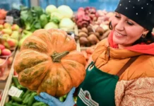 Наталья из Луховиц передала фрукты бойцам СВО с местной ярмарки natalya iz luhovicz peredala frukty bojczam svo s mestnoj yarmarki-ekbonline-ru-0