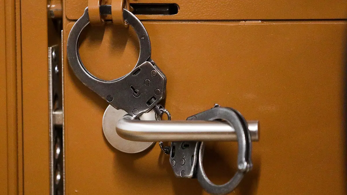 Повесивших замок на здание Роскомнадзора приговорили к 15 суткам ареста