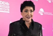 Лолита Милявская удивила Муз-ТВ серьгами с иконами свекрови lolita milyavskaya udivila muztv sergami s ikonami svekrovi-ekbonline-ru-0