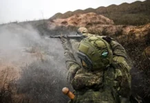 Сергея Ярашева наградили за стойкость в Минобороны sergeya yarasheva nagradili za stojkost v minoborony-ekbonline-ru-0