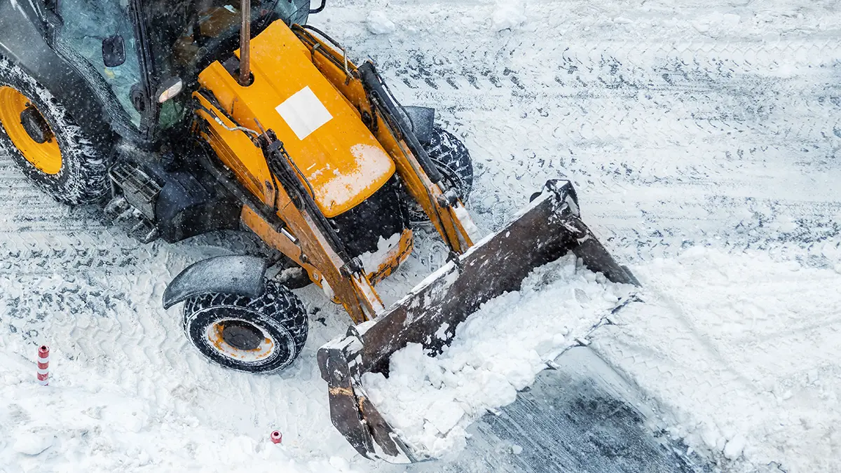 Что грозит трактористу, засыпавшему мальчика снегом в Подольске: мнение юриста Рагулиной