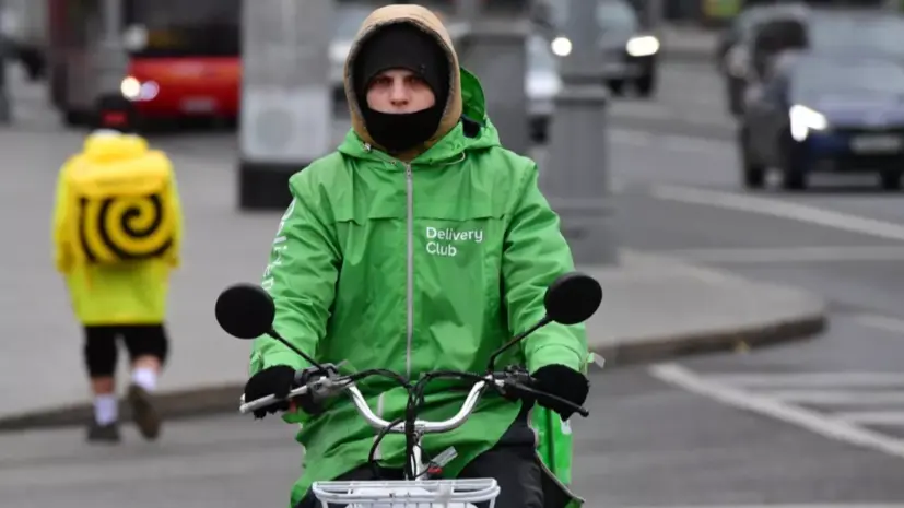 SuperJob: средняя зарплата курьеров выше, чем у людей с высшим образованием