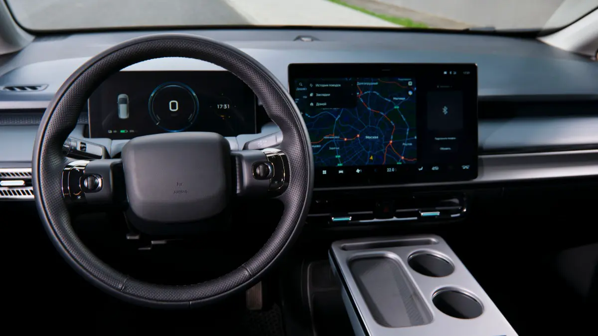 Яндекс Драйв расширил парк каршеринга электромобилями UMO 5 