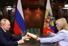 Элла Памфилова вручила Путину свиток от ЦИК – история подарка ella pamfilova vruchila putinu svitok ot czik istoriya podarka-ekbonline-ru-0