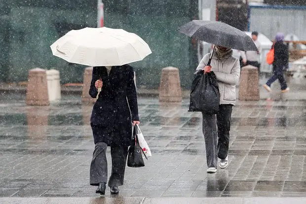 Фобос: майские праздники в Москве начнутся с весеннего снега-0