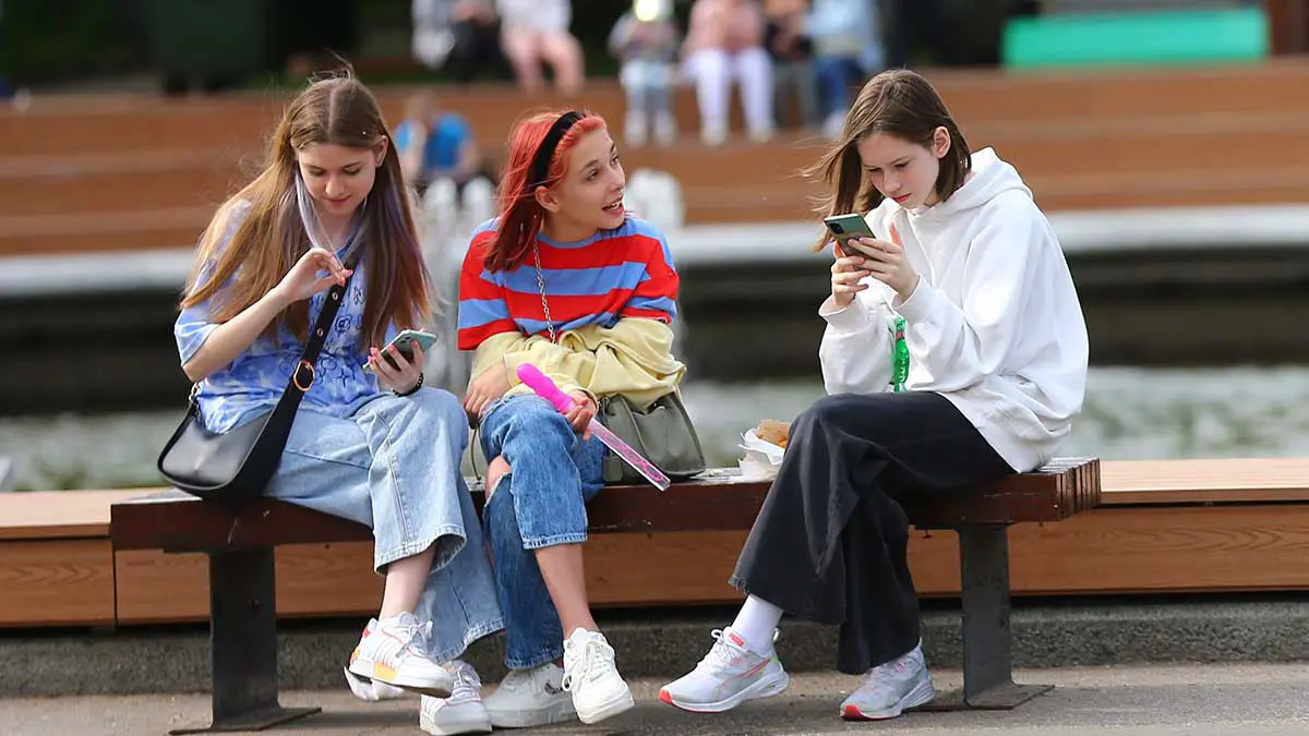 Почему подростки заменяют реальное общение интернетом