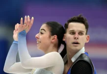 karina akopova i mariya senyuk prodayut olimpijskie smartfony na avito-ekbonline-ru-0