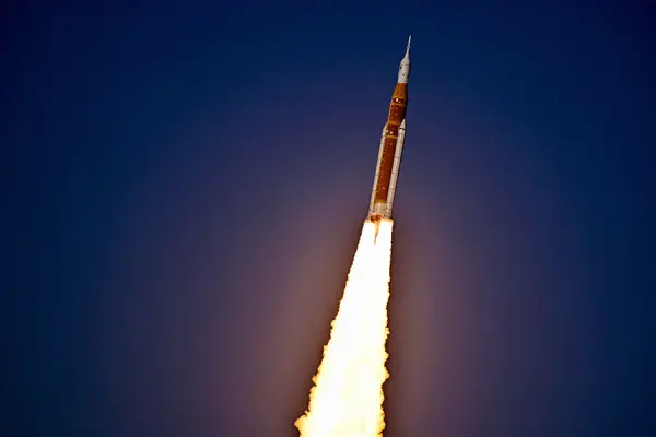 Пилотируемая экспедиция космического корабля Орион стартовала в ночь на 2 апреля с космодрома на мысе Канаверал. Задача миссии облет Луны, совершать посадку на поверхность спутника Земли корабль не будет. (Steve Nesius / Reuters)