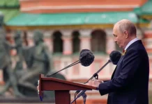 putin otkryl parad pobedy minutoj molchaniya v chest geroev-ekbonline-ru-0