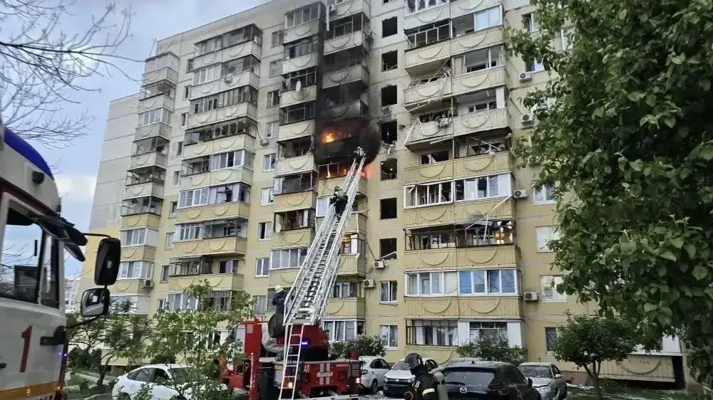 Дрон ВСУ атаковал многоквартирный дом в Белгороде, есть пострадавшие