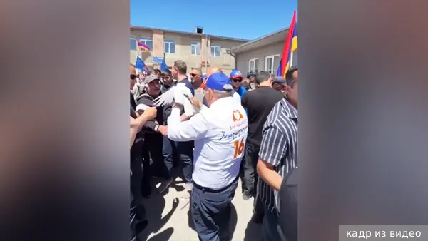 Голубь мира отказался взлетать из рук Пашиняна