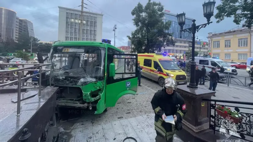 СК: водитель попавшего в ДТП в Екатеринбурге автобуса выехал на красный свет
