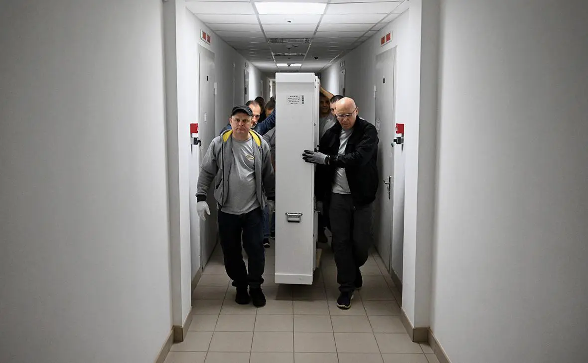 Контейнер с иконой  Святая Троица  Андрея Рублёва несут по коридору Всероссийского художественного научно-реставрационного центра имени академика И.Э. Грабаря в Москве, 19 июля 2023 г. (Павел Бедняков / РИА Новости)