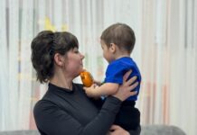 Александра Гетманова и её сыновья Захар с Ярославом отмечают возвращение детей aleksandra getmanova i eyo synovya zahar s yaroslavom otmechayut vozvrashhenie detej-infovzor-ru-175405940500-0