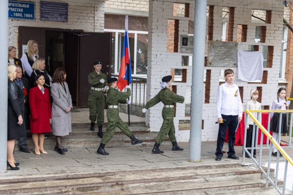 aleksej viharev memorialnaya doska1_infovzor - infovzor Алексей Вихарев помог увековечить память героя России