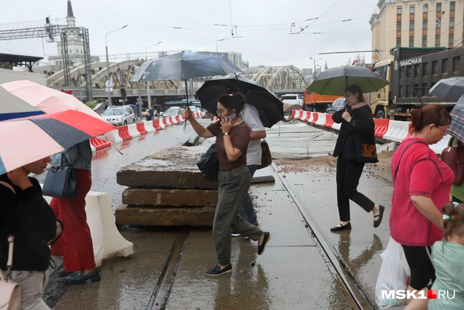 Последние дожди затопили множество улиц в Москве — под водой оказывались даже крупные трассы | Источник: Артём Устюжанин / MSK1.RU