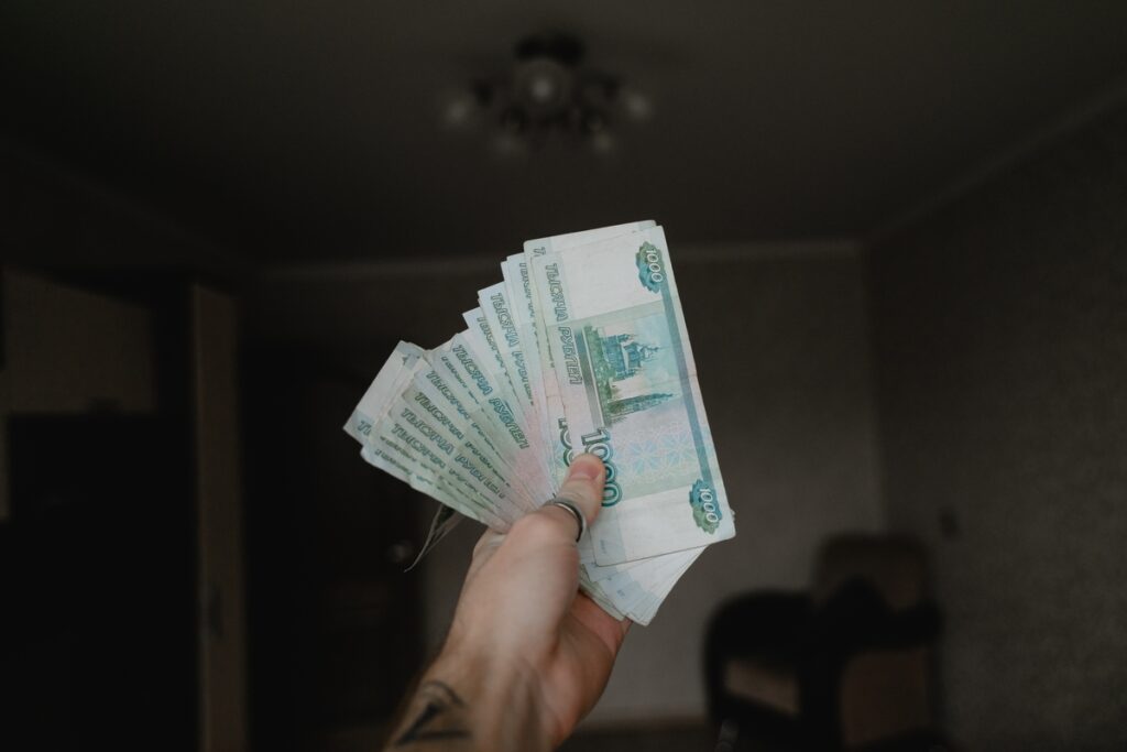 chelovek_derzhit_v_ruke_bumazhnye_dengi_foto_infovzor - infovzor Человек держит в руке бумажные деньги
