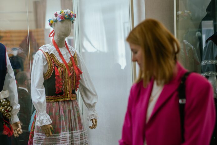 Центр традиционной народной культуры Среднего Урала открыл выставку костюмов Восточного Казахстана-0