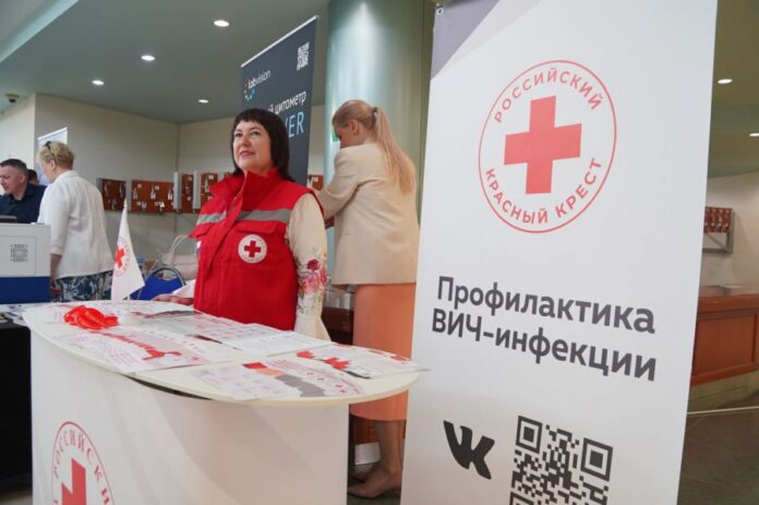 Денис Паслер и Татьяна Савинова открыли юбилейную конференцию Центра СПИДа в Екатеринбурге-0