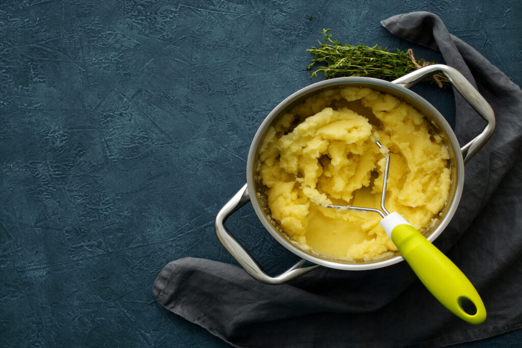 Картофельное пюре в миске
