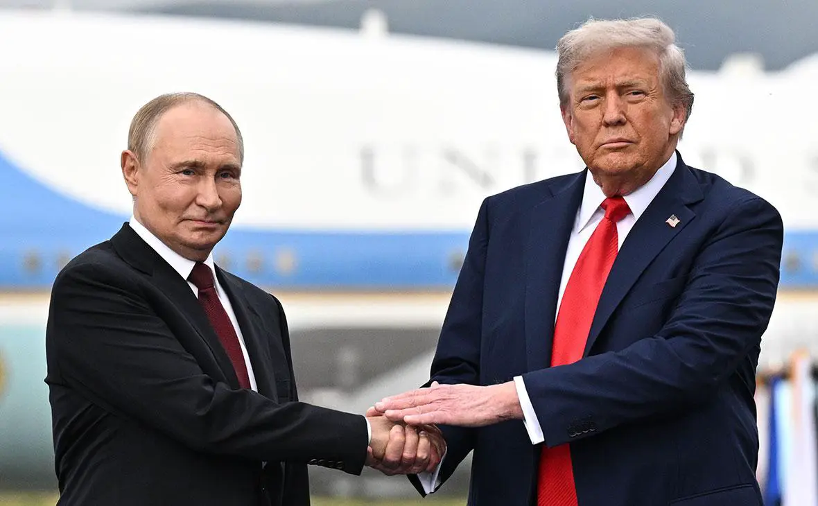 Владимир Путин (слева) и Дональд Трамп во время встречи на военной базе Эльмендорф-Ричардсон на Аляске, 15 августа 2025 года (Сергей Бобылев / РИА Новости)