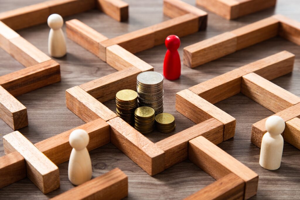 Group of coins heaps in the maze game built by wood blocks find - infovzor Лабиринт из деревянных блоков, ведущий к деньгам