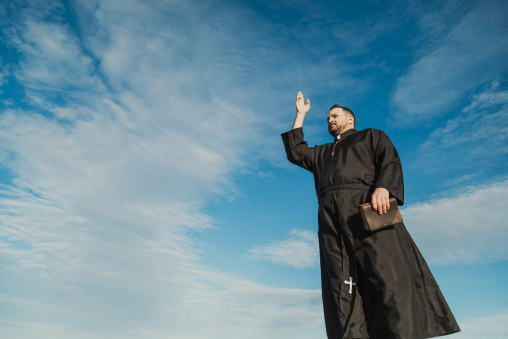 Monk Doing A Blessing Under The Celestial Sky - infovzor Монах совершает благословение