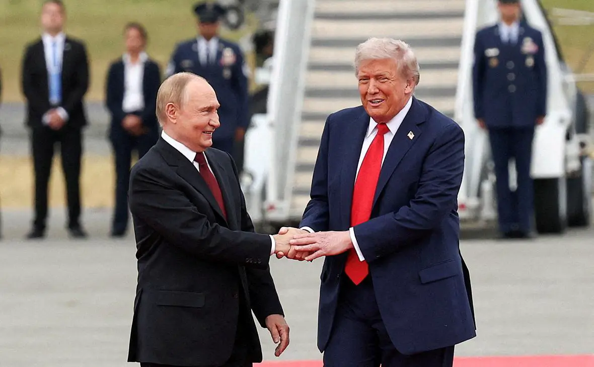 Владимир Путин и Дональд Трамп (Kevin Lamarque / Reuters)