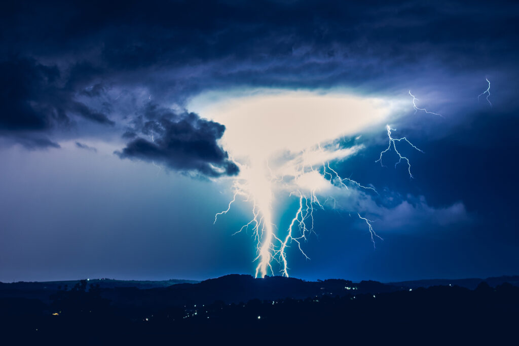 Night landscape on a background of thunderstorms Rural silhouet - infovzor Ночной пейзаж на фоне грозы