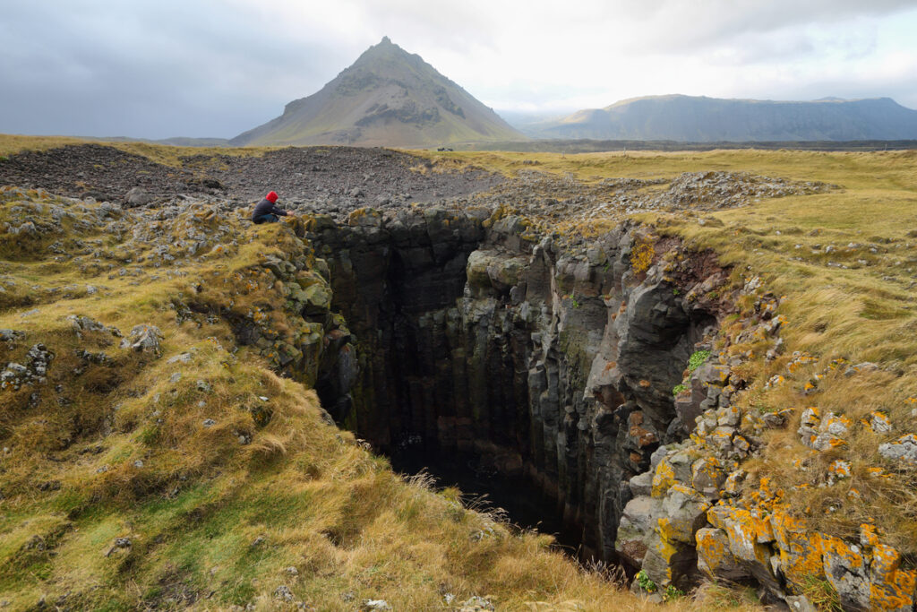 Hole of Basalt formations at Arnarstapi - infovzor Отверстие базальтовых образований
