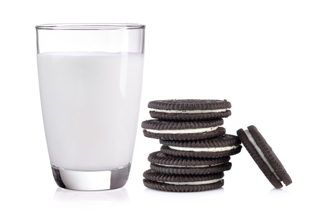 Печенье Oreo и молоко

